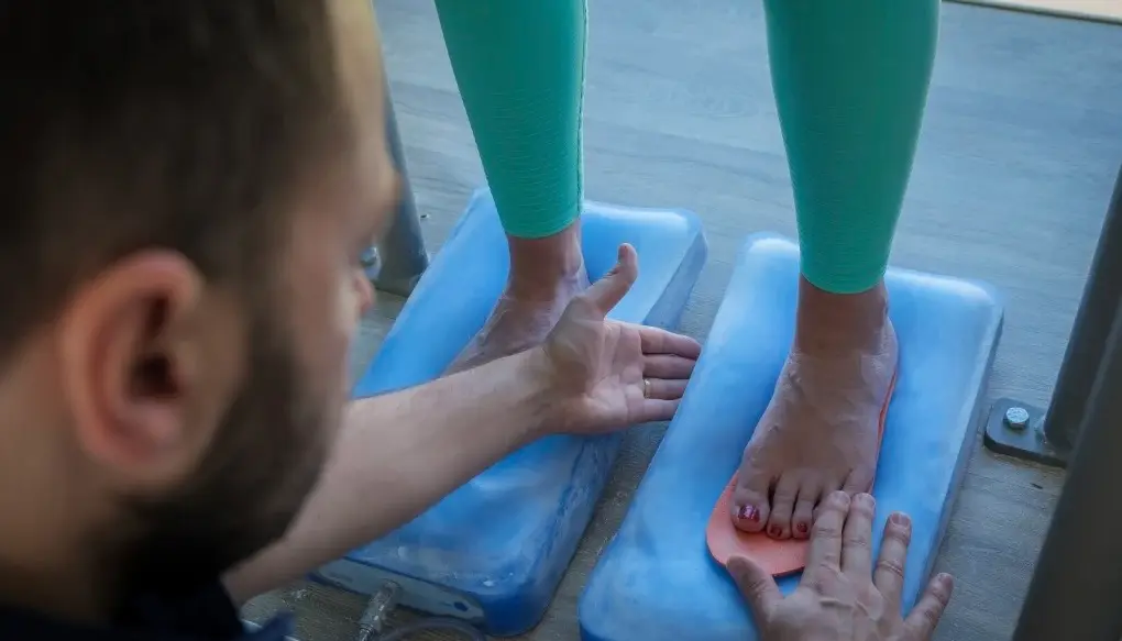 Prise d'empreintes des pieds sur mousse de moulage, au cabinet