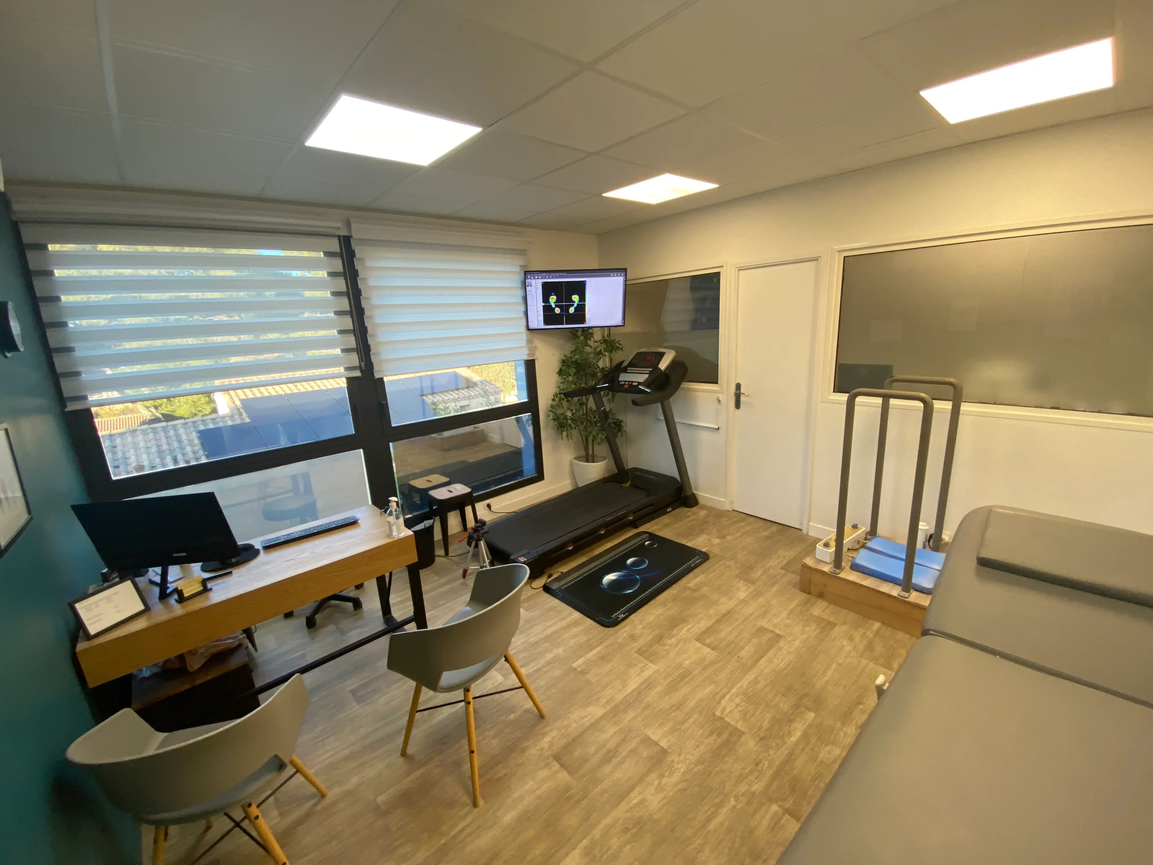 Vue d'ensemble du plateau technique : plaque baropodométrique et tapis de course